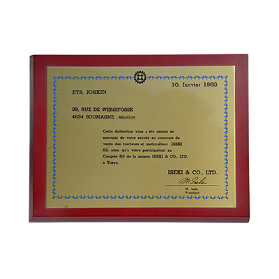 JOSKIN erhält eine Auszeichnung für den Erfolg bei dem Verkaufwettbewerb von Traktoren und Einachsschleppern ISEKI 82 und für seine Teilnahme am Kongress 83 der Firma ISEKO & CO. LTD. mit Sitz in Tokyo