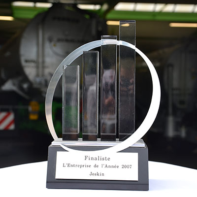 Herr Joskin erhält die Finalist-Trophäe für den 