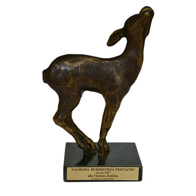 Der Bürgermeister von Trzcianka überreichte Herrn Joskin einen Preis für seinen Beitrag zur Stadtentwicklung