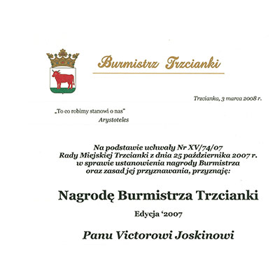 Marek Kups Bürgermeister von Trzcianka überreicht Herrn Joskin eine Ehrenplatte