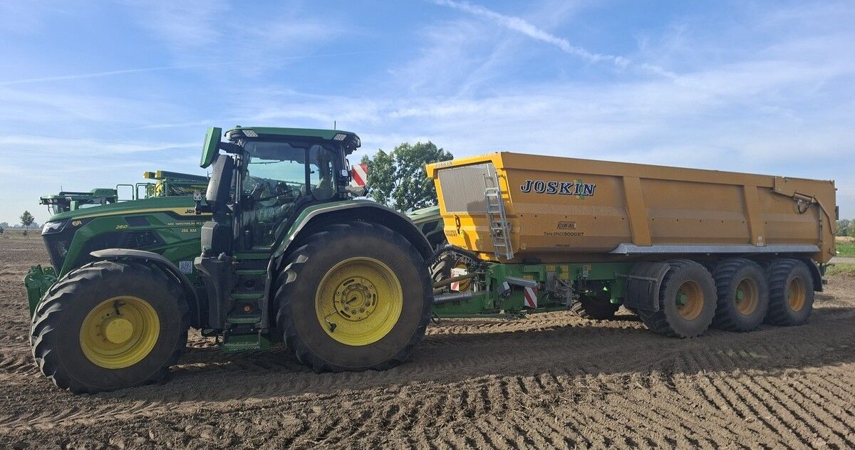 Pokazy polowe John Deere z przyczepą JOSKIN Trans-SPACE