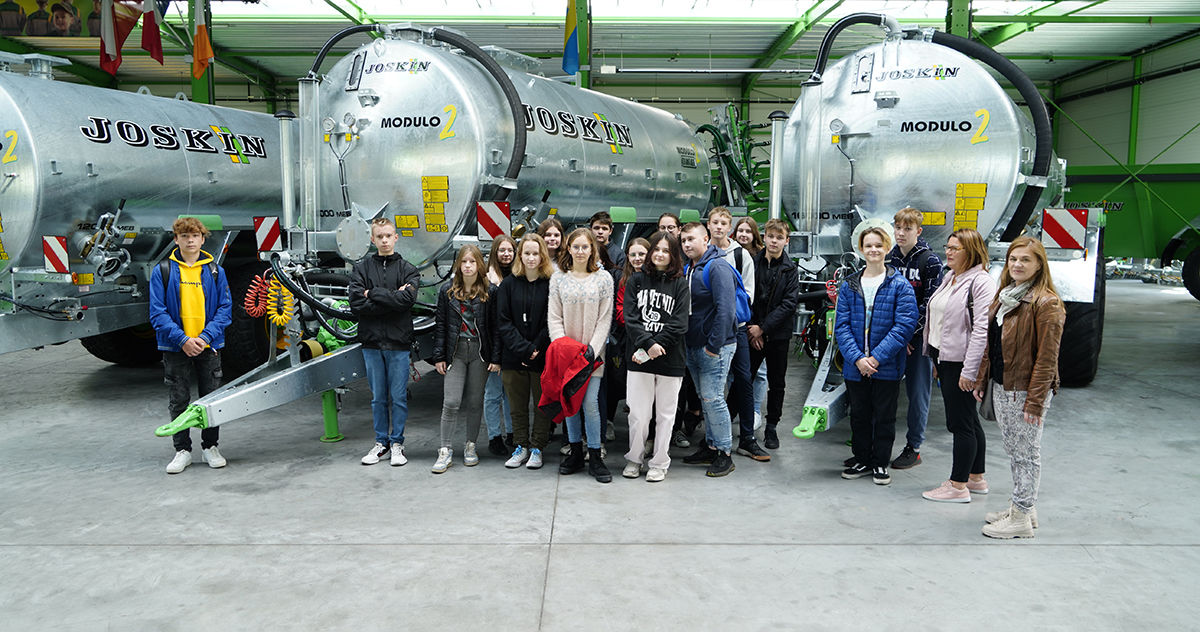 Wizyta w Trzciance uczniów szkoły podstawowej z Karisboru k. Wałcza, temat przewodni wizyty: „przygotowanie zawodowe”. 