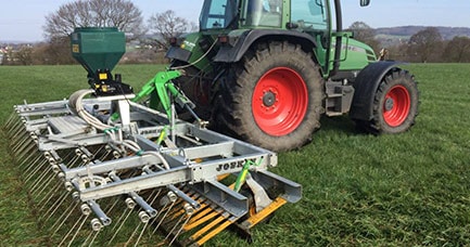 Pour avoir du bon beurre et du bon lait, les agriculteurs préparent leurs prairies
