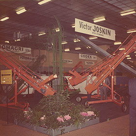 Erweiterung der Tätigkeit auf den Einzelhandel mit Reparaturen von Maschinen und Material für die Landwirtschaft und den Gartenbau.