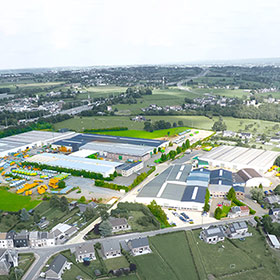 Bau einer Ausstellungshalle von 4.000 m² in Soumagne, in der jede interessierte Person, die verschiedenen Produkte live und in Farbe entdecken kann.