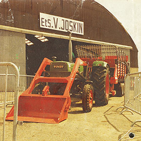 Das Unternehmen beginnt mit dem Import von Landmaschinen.