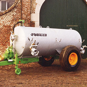 Die Firma startet die Produktion ihrer eigenen Güllefässer.